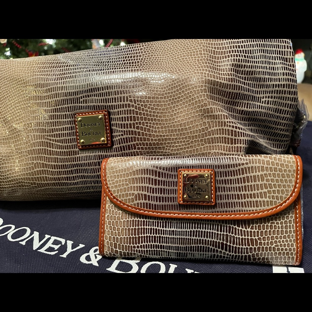 Dooney & Bourke ED196 Tallulah Handbag & wallet. Bag H 13" x W 14.25" x L 16" - Picture 7 of 8
